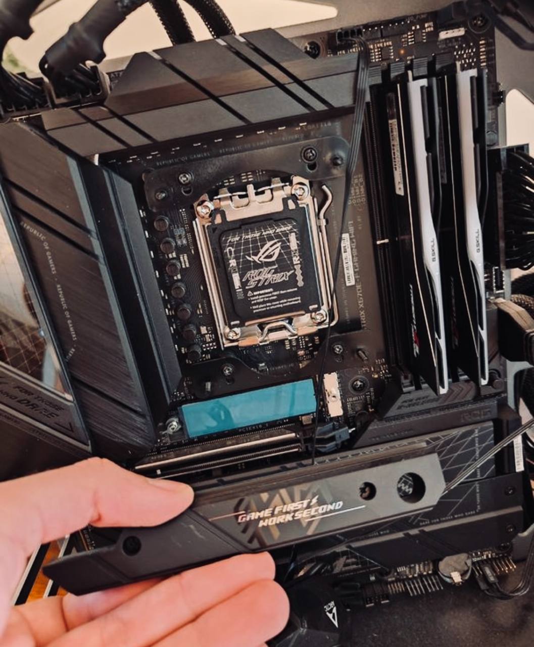 Shadow X 5080 – Édition Open-Frame | i9 – 32Go – 1To NVMe – Watercooling